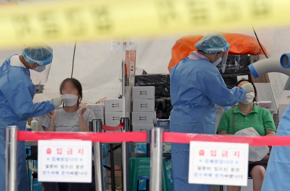 서울 양천구 양천구의회 주차장 임시선별검사소에서 시민들이 검사를 받고 있는 모습이다. (사진=뉴시스)