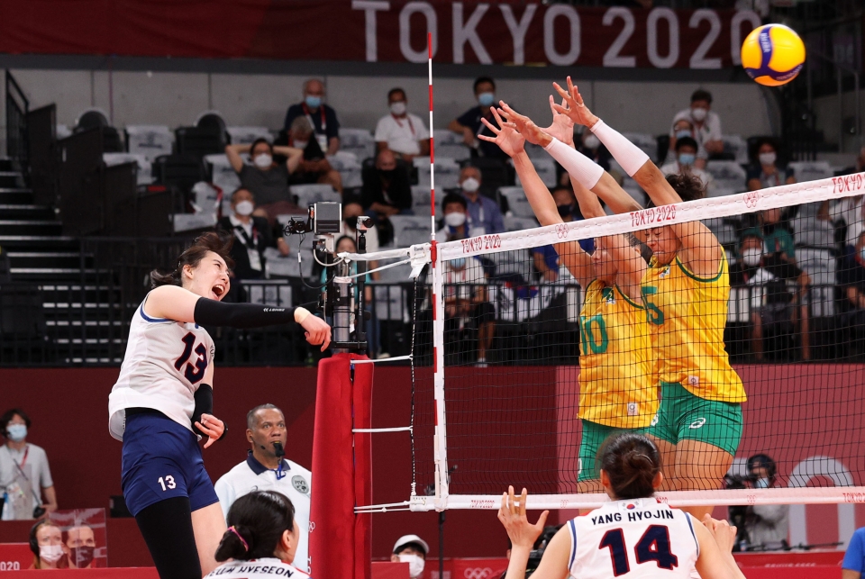 6일 오후 일본 도쿄 아리아케 아레나에서 열린 도쿄올림픽 여자배구 4강전 대한민국과 브라질의 경기, 박정아가 공격을 하고 있다. (사진=뉴시스)