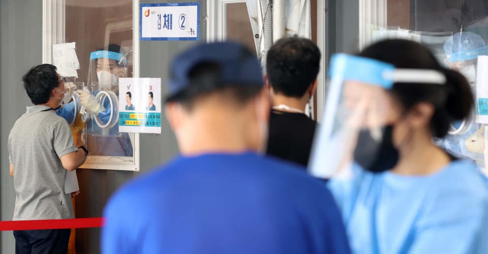 19일 오전 서울 중구 서울역광장에 마련된 선별검사소에서 시민들이 검사를 받고 있다. (사진=뉴시스)
