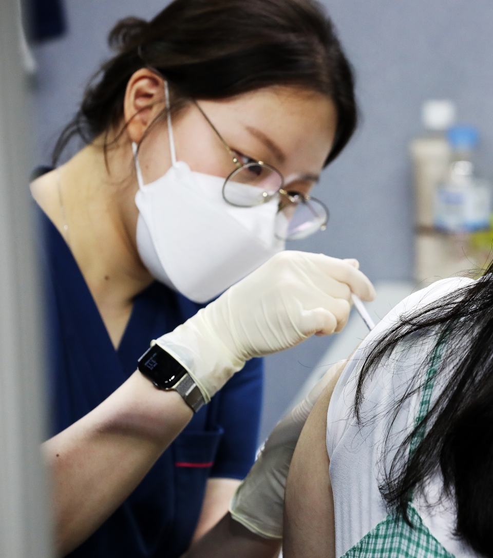 24일 오후 서울 동작구 예방접종센터에서 의료진이 백신을 접종하고 있다. (사진=뉴시스)