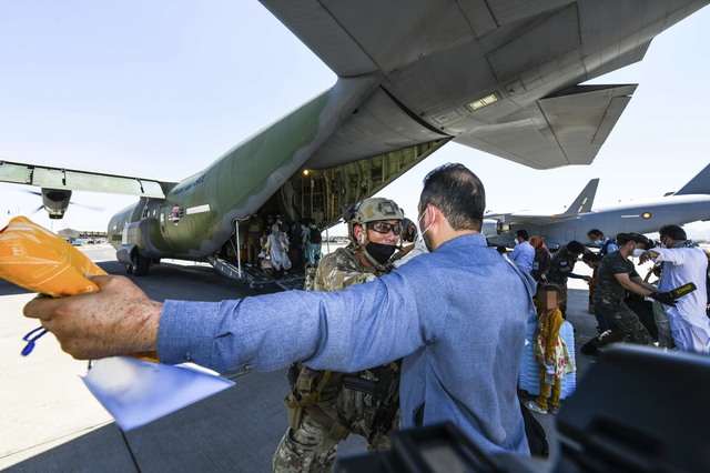 아프가니스탄 현지 조력자의 한국 이송 작전에 투입된 공군 작전요원들이 25일(현지시간) 아프가니스탄 카불공항에서 수송기에 탑승할 인원을 검색하고 있다. (사진=공군 제공/뉴시스)