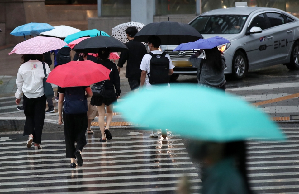 서울 중구의 한 도로에서 시민들이 우산을 쓰고 지나가고 있다. (사진=뉴시스)
