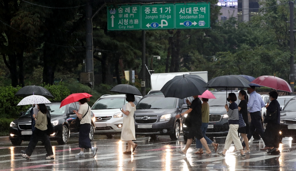 서울 종로구 한 도로에서 시민들이 퇴근길 우산을 들고 발걸음을 재촉하고 있다. (사진=뉴시스)