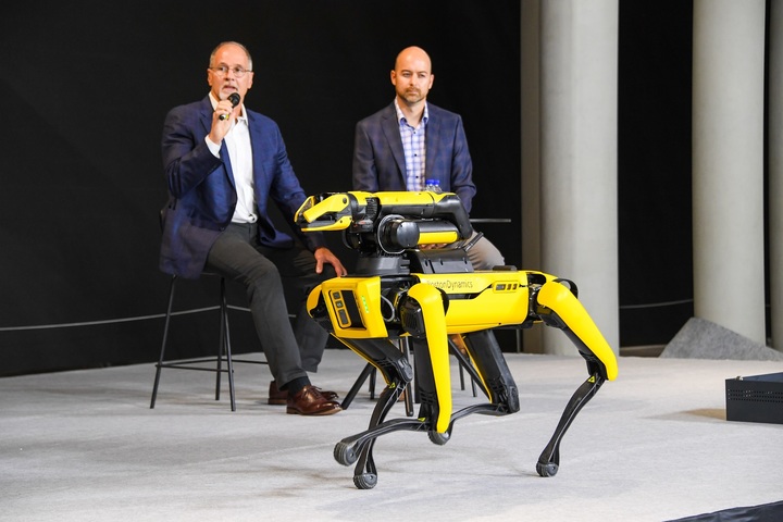 지난 10일 로봇업체 보스턴다이내믹스의 로버트 플레이터 CEO(왼쪽)와 애론 사운더스 CFO가 로봇개 ‘스팟’을 소개하고 있다. (사진=현대차그룹)