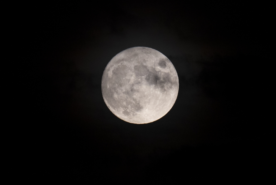 추석 하루 전인 20일 오후 인천 중구 영종도에서 바라본 하늘 위로 보름달이 떠있다. (사진=뉴시스)