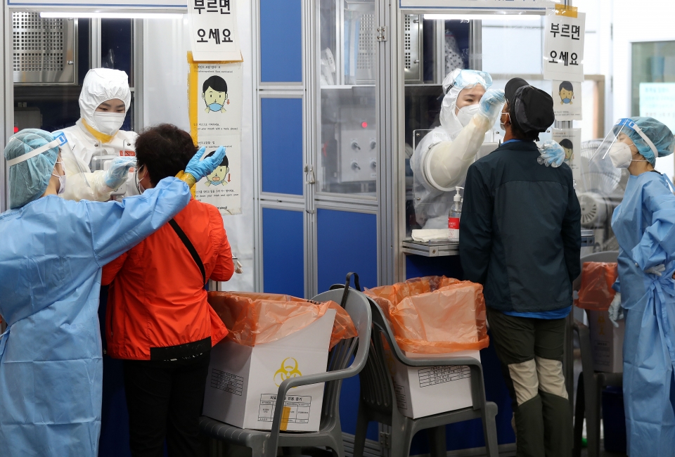 22일 오전 서울 송파구보건소 선별진료소에서 의료진이 검체를 채취하고 있다. (사진=뉴시스)