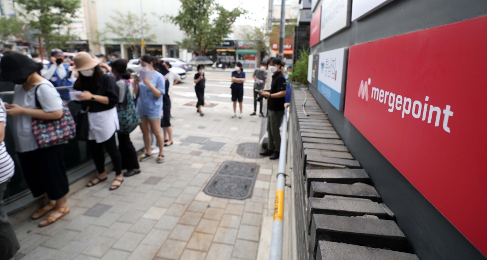 지난 13일 서울 영등포구에 위치한 '머지포인트' 운영사 머지플러스 본사에서 포인트 환불을 요구하는 고객들이 줄을 서 차례를 기다리고 있다.(사진=뉴시스)&nbsp;