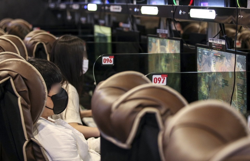 최근 서울 성북구 한 PC방에서 고객들이 마스크를 쓴 채 게임을 하고 있다. (사진=뉴시스)