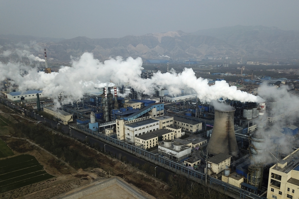 중국의 한 석탄 화력발전소에서 연기가 뿜어져 나오고 있다. (사진=AP/뉴시스)