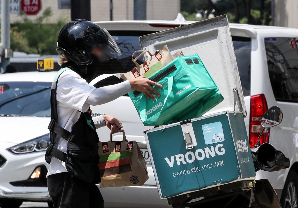 서울 시내에서 배달 라이더가 음식을 배달하고 있다. (사진=뉴시스)