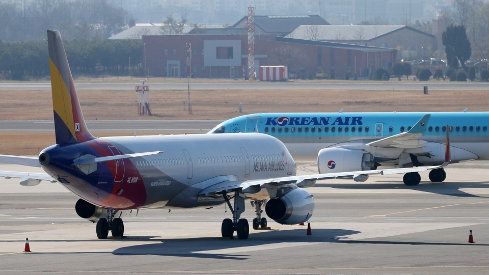 김포국제공항 국내선 청사 전망대에서 바라본 계류장에 대한항공과 아시아나항공 여객기가 보이고 있다. (사진=뉴시스)