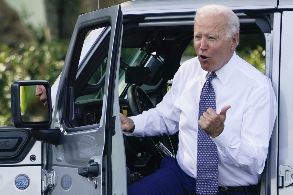 조 바이든 미국 대통령이 지난 8월 백악관 사우스론에서 열린 친환경 차 관련 행사에 참석해 2030년부터 미국 내 판매 신차의 절반을 친환경 차로 전환하겠다고 밝혔다. (사진=AP/뉴시스)