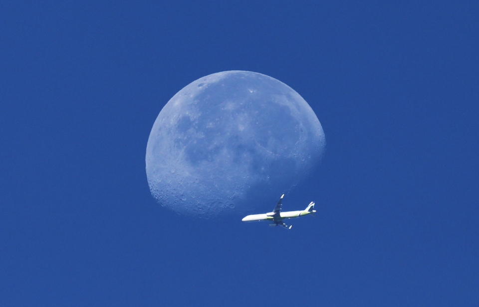지난달 26일 오전 전남 강진에서 바라본 청명한 하늘에 기우는 달을 배경으로 여객기가 날아가고 있다. (사진=강진군)