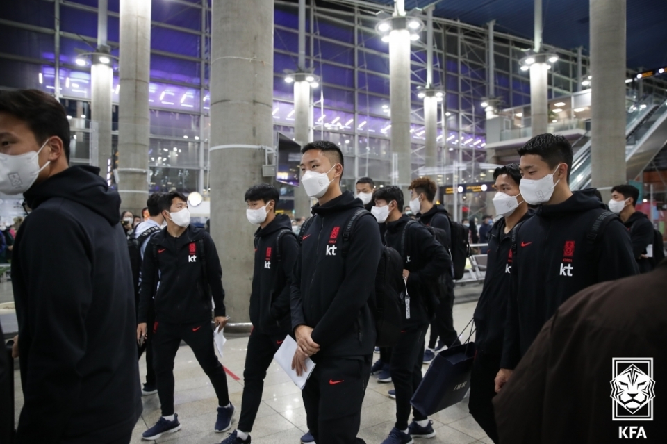 9일(현지시간) 오후 이란 테헤란의 이맘 호메이니 국제공항에 도착한 대한민국 축구 대표팀이 이동하고 있다. (사진=뉴시스/대한축구협회 제공)
