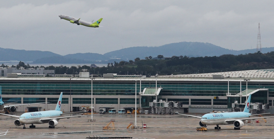 지난 10일 오후 인천국제공항 제1터미널에 비행기가 주기되어 있다. (사진=뉴시스)