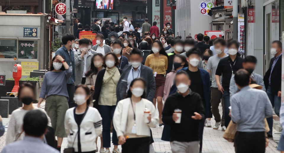 서울 중구 명동거리에서 직장인들이 점심시간을 맞아 이동하고 있다. (사진=뉴시스)