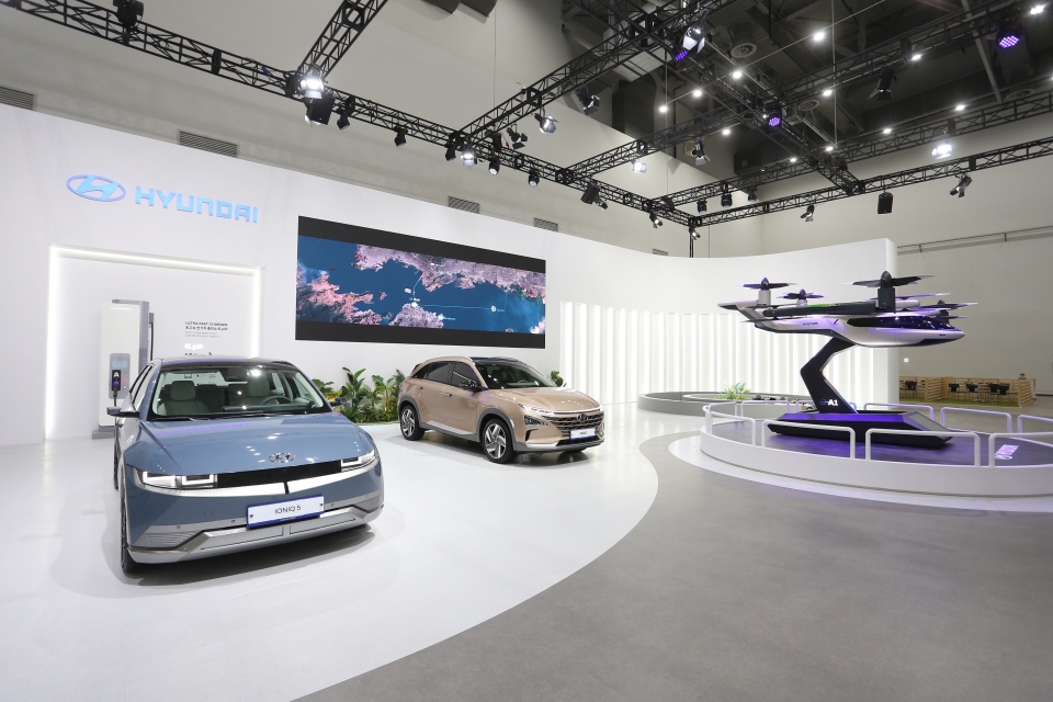 대구 국제 미래자동차 엑스포 현대자동차관에 전시된 (왼쪽부터)아이오닉 5와 넥쏘. (사진=현대자동차)