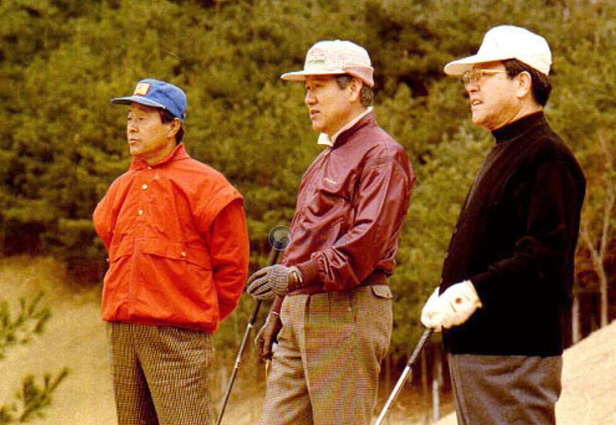 1990년 당시 노태우 대통령(가운데)이 김영삼(왼쪽), 김종필 민주자유당 최고위원과 골프를 치고 있다. (사진=국가기록원)&nbsp;