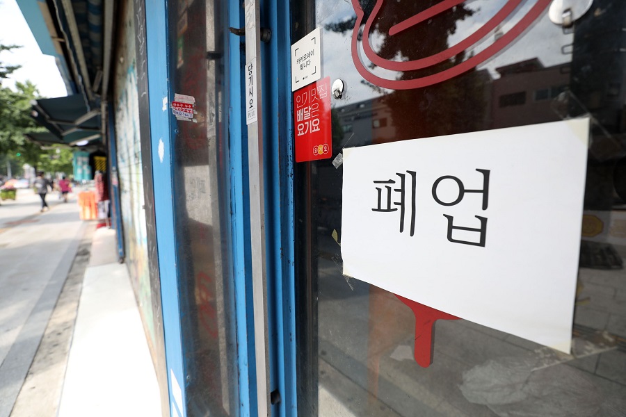 서울 용산구 이태원의 한 가게에 폐업 안내문이 붙어 있는 모습. (사진=뉴시스)