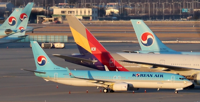 인천국제공항에 대한항공과 아시아나항공 여객기가 주기돼 있다. (사진=뉴시스)