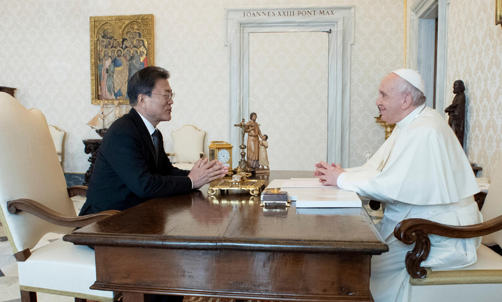 G20회의 참석차 유럽을 방문중인 문재인대통령이 10월29일(현지시간) 바티칸 교황청을 공식 방문, 프란치스코 교황과 단독 면담하고 있다. (사진=바티칸 제공/뉴시스)