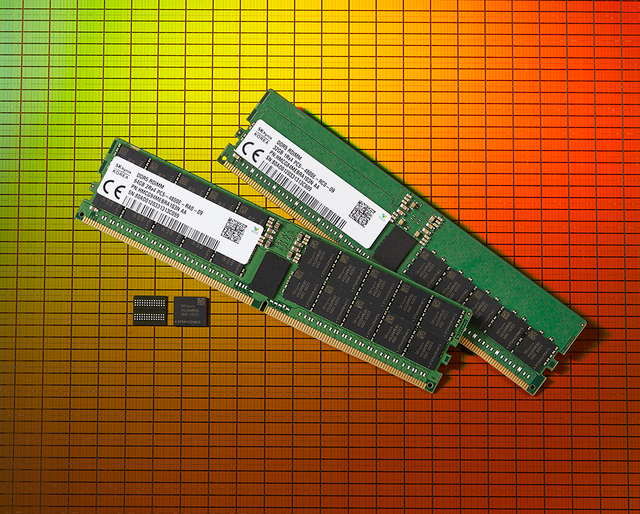SK하이닉스가 세계 최초로 출시한 2세대 10나노급(1ynm) DDR5 D램. (사진=뉴시스)