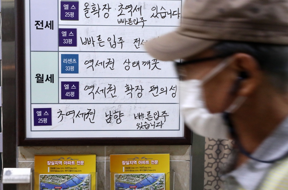 지난달 3일 서울 송파구 한 상가 부동산 밀집 지역에 전세 및 월세 정보 안내문이 부착돼 있다. (사진=뉴시스)
