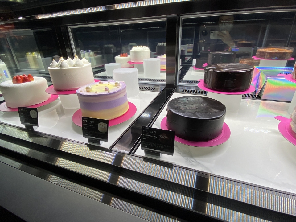 유니버스 바이 제이릴라 매장에는 우주와 행성을 모티브 한 빵과 케이크 등이 판매되고 있다. (사진=박은정 기자)