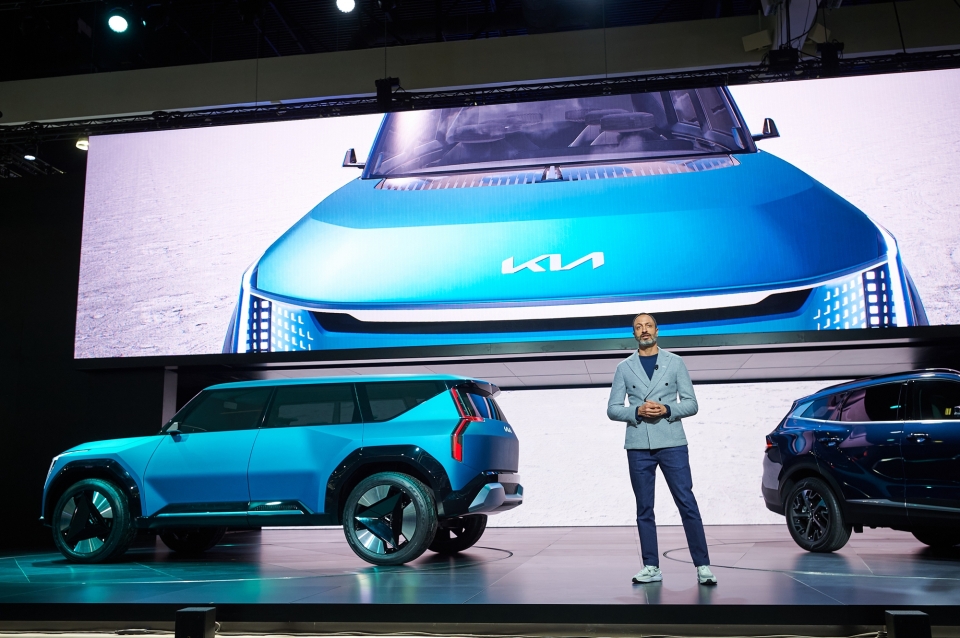 기아 디자인담당 카림 하비브 전무가 콘셉트 EV9 디자인 발표를 하고 있는 모습. (사진=기아)