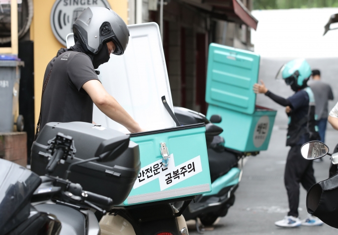 서울 시내 한 음식점 앞에 배달기사들이 포장 음식을 나르고 있는 모습. (사진=뉴시스)