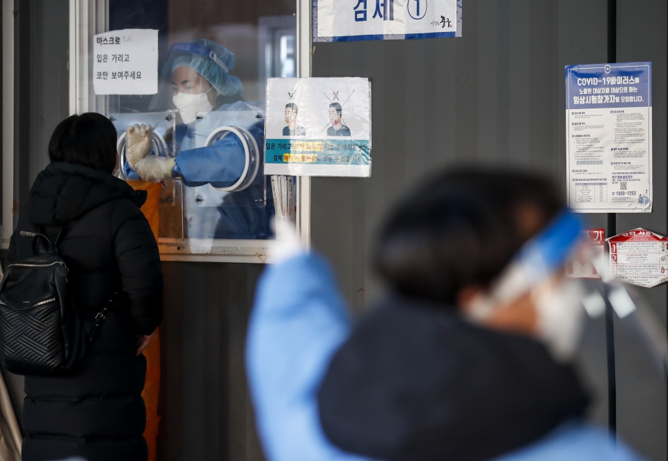 24일 오전 서울 중구 서울역광장에 설치된 코로나19 임시선별검사소를 찾은 시민이 검사를 받고 있다. (사진=뉴시스)