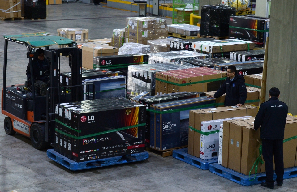 미국 최대 쇼핑 할인행사인 블랙프라이데이 시즌에 인천 중구 인천세관 특송물류센터에서 관계자들이 선주문된 대형TV를 살펴보고 있다. (사진=뉴시스)