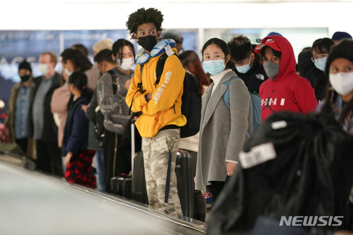 지난 23일(현지시간) 미 뉴저지주 뉴어크 리버티 국제공항 수하물 코너에서 여행객들이 짐이 나오길 기다리고 있다. (사진=AP/뉴시스)