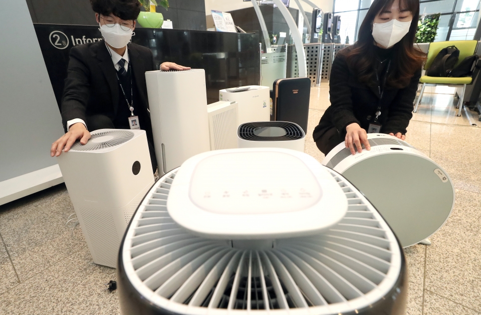 한국소비자원 관계자들이 6일 오전 정부세종청사에서 공기청정기 품질 비교시험 결과를 발표하고 있다. (사진=뉴시스)