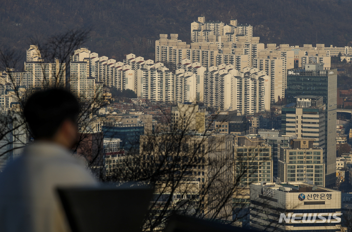 1주택자에 대한 양도소득세 부과 기준이 8일부터 12억원으로 상향조정됐다. 서울 남산에서 바라본 서울시내 아파트의 모습(사진=뉴시스)