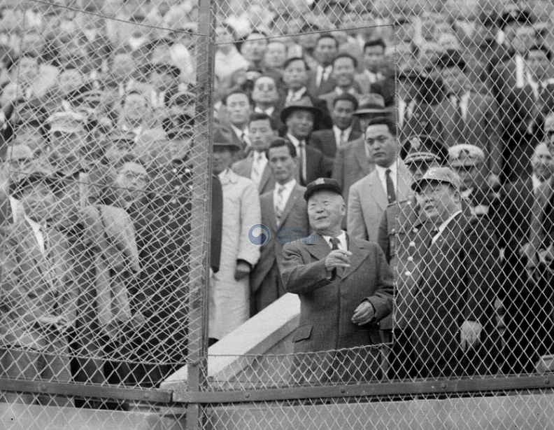 이승만 전 대통령이 1958년 미국 프로야구 세인트루이스 내한 기념 한미 야구대회에서 관중석에서 포수를 향해 시구하고 있다. (사진=국가기록원)