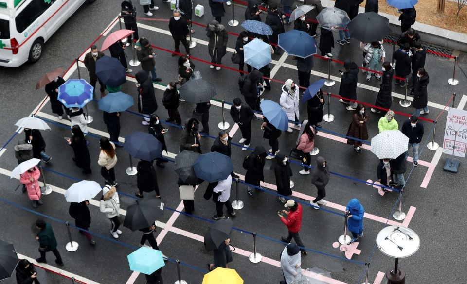 코로나19 신규 확진자수가 7850명으로 역대 최다를 기록한 15일 오전 서울 강남구보건소 선별진료소에서 우산을 쓴 시민들이 코로나19 검사를 받기 위해 길게 줄 서 있다. (사진=뉴시스)