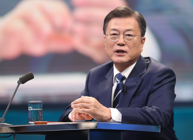 문재인 대통령이 지난달 21일 오후 서울 여의도 KBS에서 열린 2021 국민과의 대화 '일상으로'에 참석해 국민패널들의 질문에 답하고 있다. (사진=뉴시스)