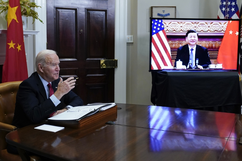 조 바이든 미국 대통령이 지난달 백악관 루스벨트 룸에서 시진핑 중국 국가주석과 화상 정상회담을 하고 있다. (사진=뉴시스/AP)