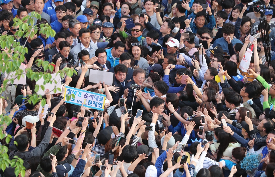 지난 2017년 당시 문재인 더불어민주당 대선후보가 30일 서울 서대문구 신촌 차없는 거리에서 유세를 하고 있다. (사진=뉴시스)
