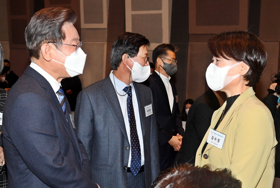 이재명 더불어민주당 대통령후보가 22일 서울 프레스센터에서 열린 한국여성기자협회 창립 60주년 기념식에서 김수정 회장과 인사를 나누고 있다(사진=뉴시스)