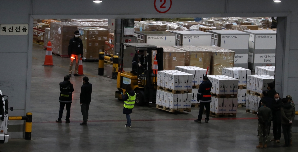 개별 계약한 코로나19 화이자 백신 248만3000회분이 6일 오후 인천국제공항 화물터미널에 도착해 백신수송 관계자들이 수송작업을 하고 있다. (사진=뉴시스)