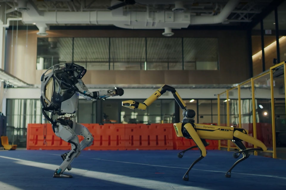 보스턴다이내믹스 개발 로봇 (왼쪽)‘아틀라스’와 ‘스폿’. (사진=보스턴다이내믹스 유튜브 갈무리)