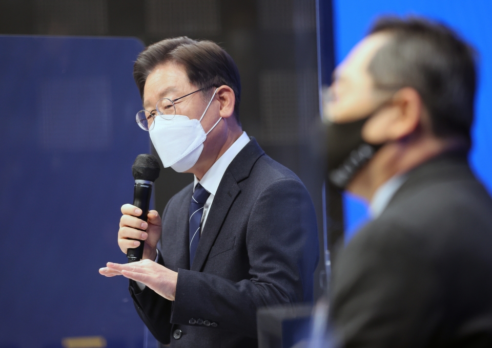 이재명 더불어민주당 대선 후보가 6일 서울 강남구 코엑스 스튜디오159에서 열린 CES2022 라이브 혁신기업 정책간담회에서 인사말을 하고 있다. (사진=뉴시스/국회사진기자단)