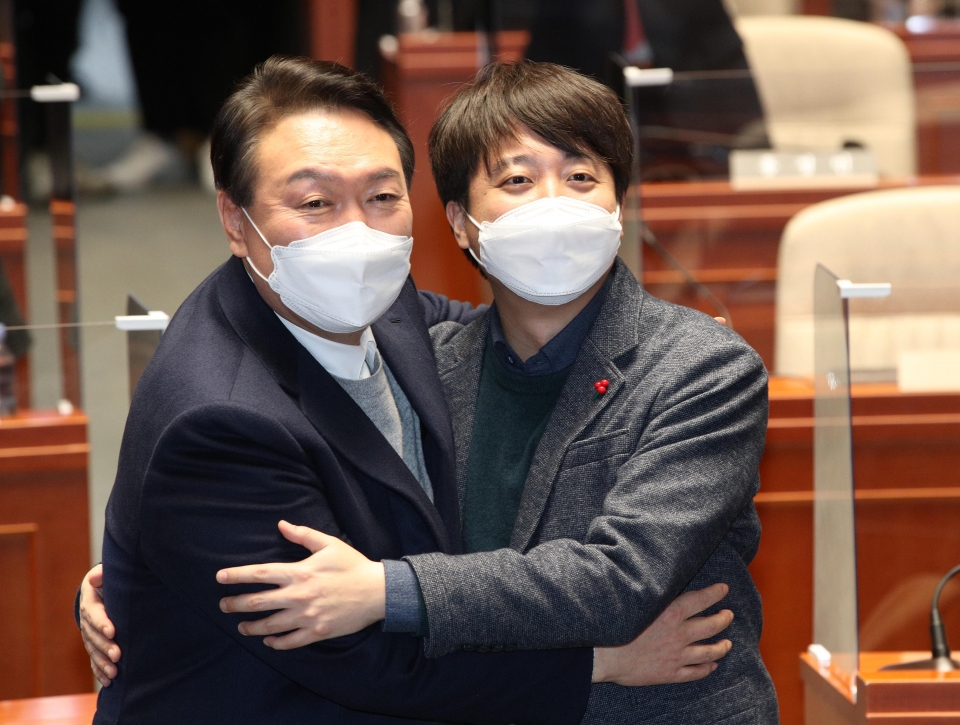 윤석열 국민의힘 대선 후보와 이준석 대표가 6일 오후 서울 여의도 국회에서 열린 의원총회에서 포옹하고 있다. (사진=공동취재단/뉴시스)