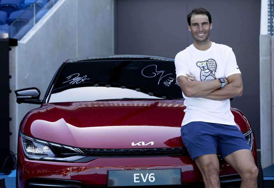 기아는 2022 호주오픈 테니스 대회에 공식 스폰서로 참여해 기아 아레나 운영과 EV6 등 차량 130대를 지원한다. 사진은 기아 글로벌 홍보대사 라파엘 나달 선수. (사진=기아)
