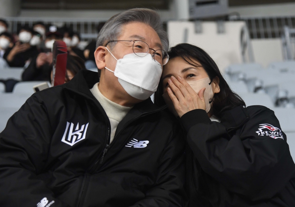 이재명 후보와 부인 김혜경 씨가 지난해 11월 18일 서울 고척돔에서 열린 프로야구 한국시리즈 4차전을 관람하며 대화를 나누고 있다.(사진=뉴시스)