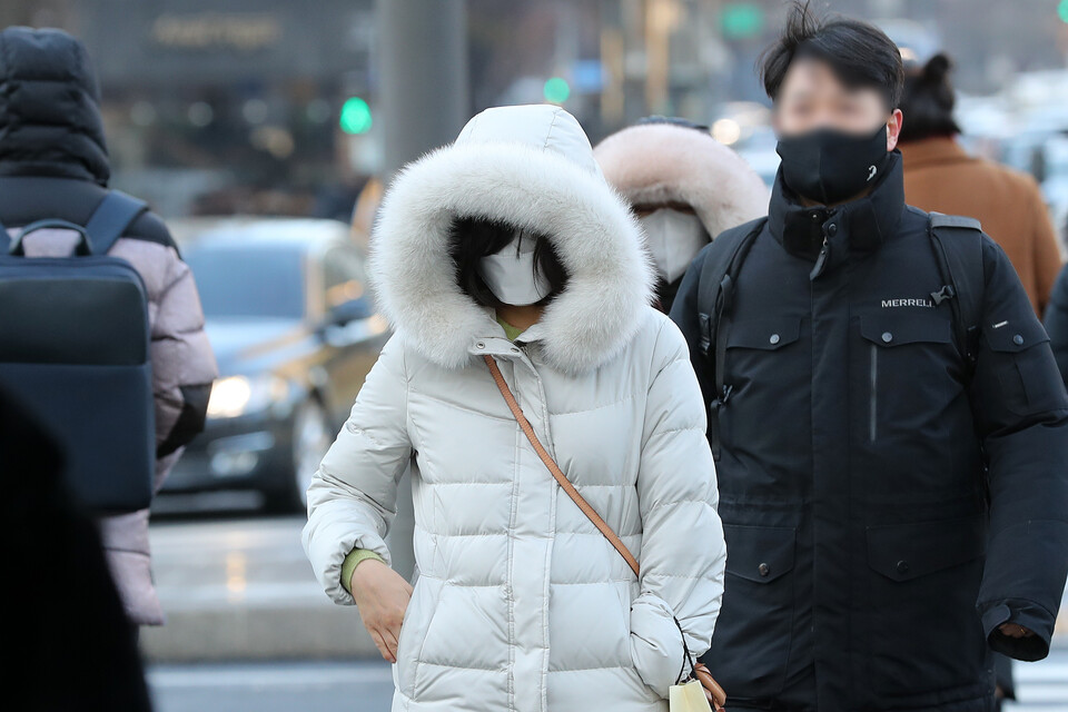 서울 종로구 세종대로사거리 인근에서 시민들이 두터운 옷을 입고 이동하고 있다. (사진=뉴시스)