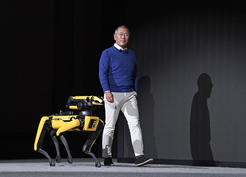 정의선 현대차그룹 회장이 지난 4일 미국 라스베이거스에서 로보틱스 비전 발표를 위해 로봇개 스팟과 함께 입장하고 있다. (사진=현대차)