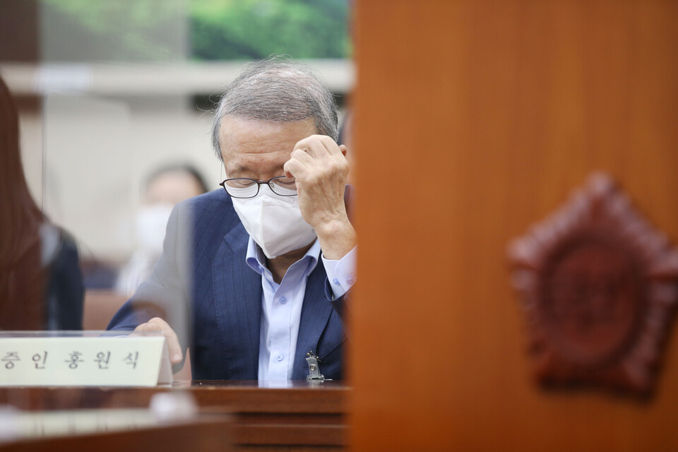 홍원식 남양유업 회장이 지난해 국회 증언석에 앉아있다.(사진=뉴시스)